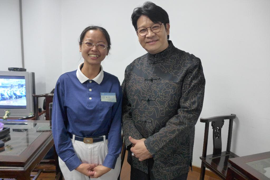 图左 :杨庆煌以一首台语歌 雨衣>,做为今天音乐会的开场,歌词最后「用