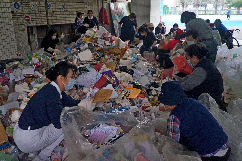 環保志工用心聞法行法守護地球