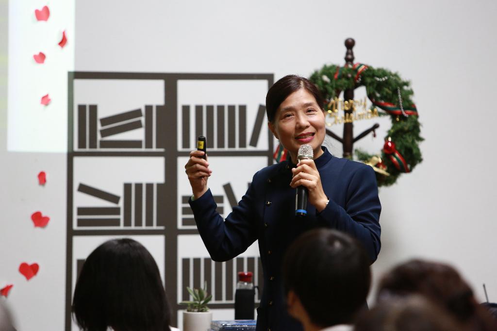 走在建築路上的女性風景