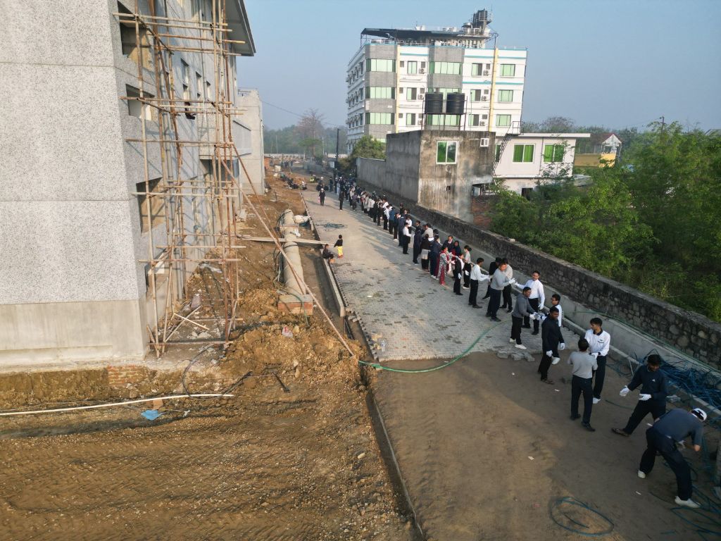 藍毘尼志工鋪連鎖磚 鋪出希望之路