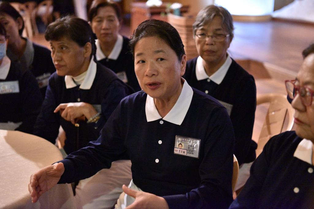 穿上慈濟制服女強人變觀世音