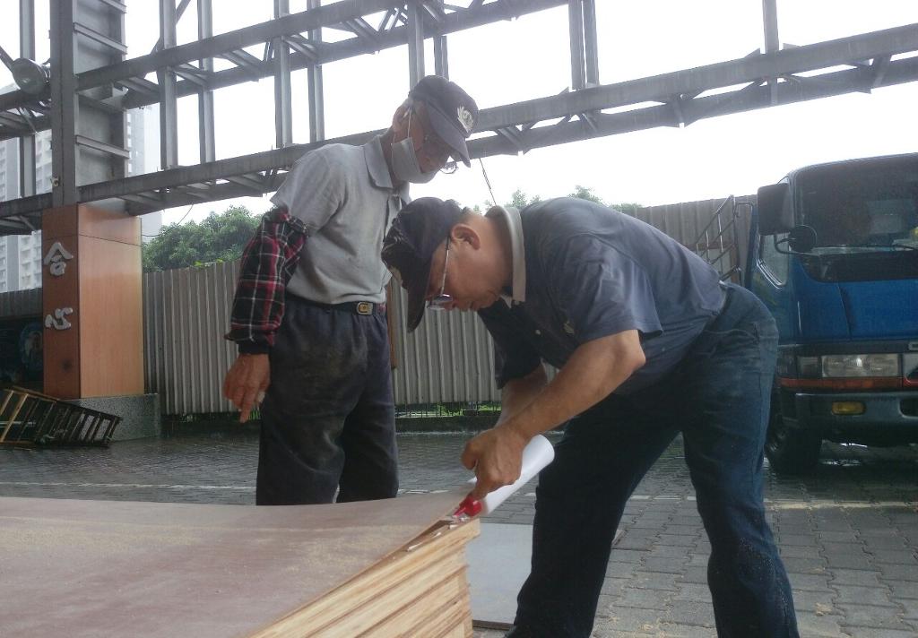 團隊合作完成展示木作工程